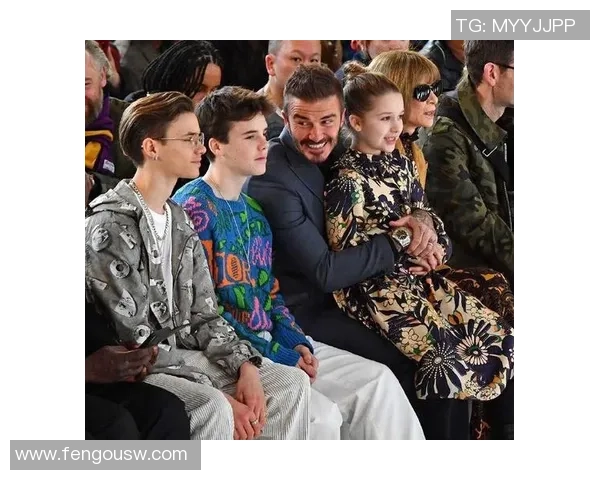 足球巨星赛后球场温情瞬间牵手拥抱甜蜜秀恩爱感动全场