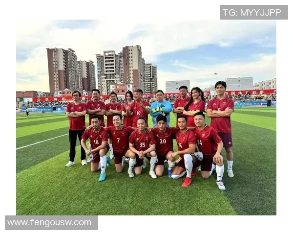 足球球星扮演者身份揭秘：从银幕到绿茵场的精彩变身瞬间